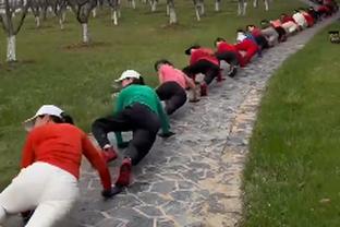 Cảnh tượng không hài hòa! Tây Nhiệt Lực Giang răn dạy đội viên Mạch Ngô Lan còn mắng chửi người hâm mộ bên sân